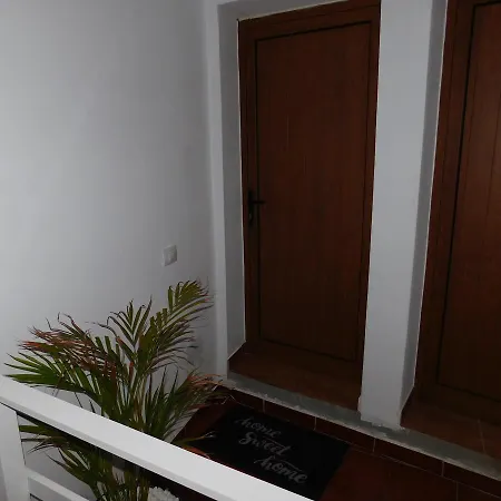 Chabela's Seaview Penthouse & * Лахита