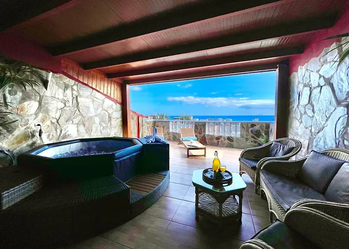 Chabela's Seaview Penthouse & דירה