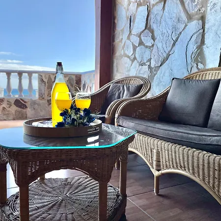 Chabela's Seaview Penthouse & Apartmán Lajita